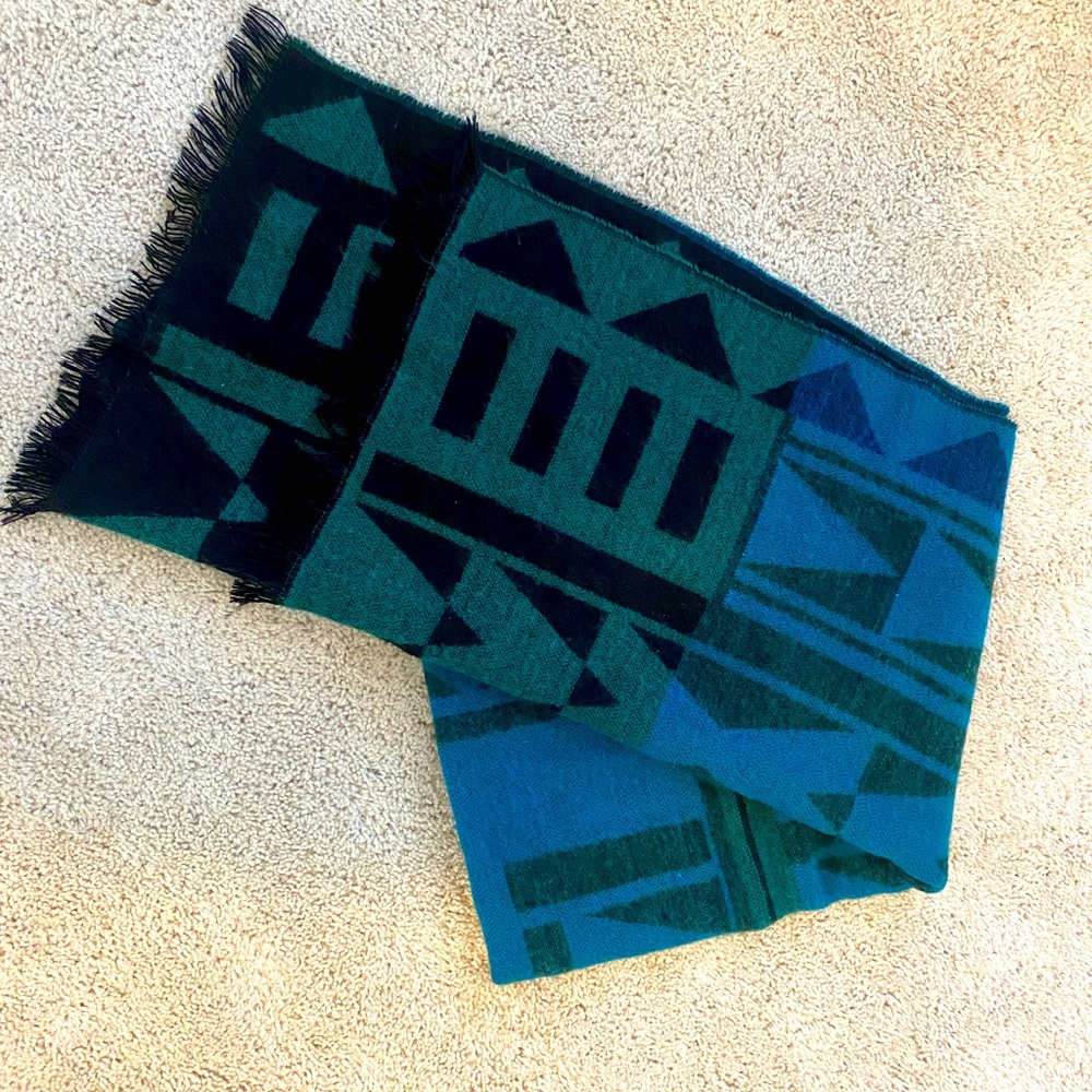 Geometric print blanket scarf